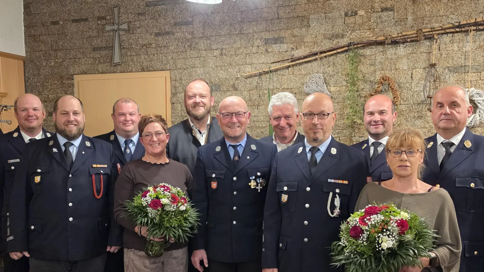 Stefan Kreiner (6.v.r.) für 40 Jahre aktiven Feuerwehrdienst geehrt und Harald Träger (4.v.r.) für 12 Jahre Dienst als stv. Kommandant geehrt und verabschiedet. (Bild: Marcel Weidner)
