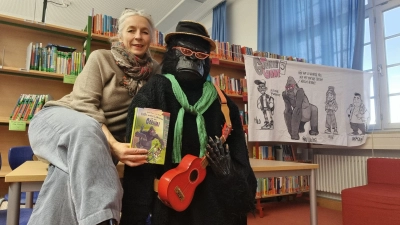 Autorin Meike Haas mit Gorilla (Bild: Meike Haas)