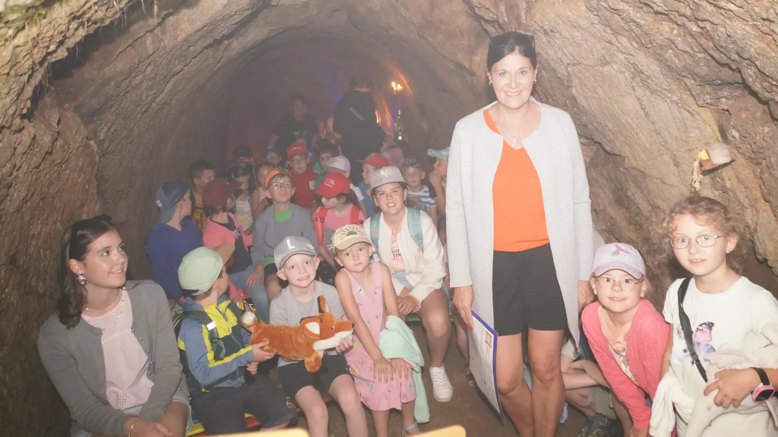 Büchereileiterin Conny Greiner-Braun gestaltet in den Bergler - Felsenkeller - Räumen das Erzähltheater „Der wütende Zauberer”. (Bild: Franz Völkl )