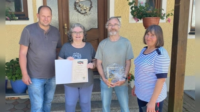 Bürgermeister Thomas Kleber mit den Urlaubsgästen Josef Scharwatz, Petra Schmitt und Gastgeberin Sieglinde Frischholz-Wazl (von links nach rechts) (Bild: Maria Wazl)