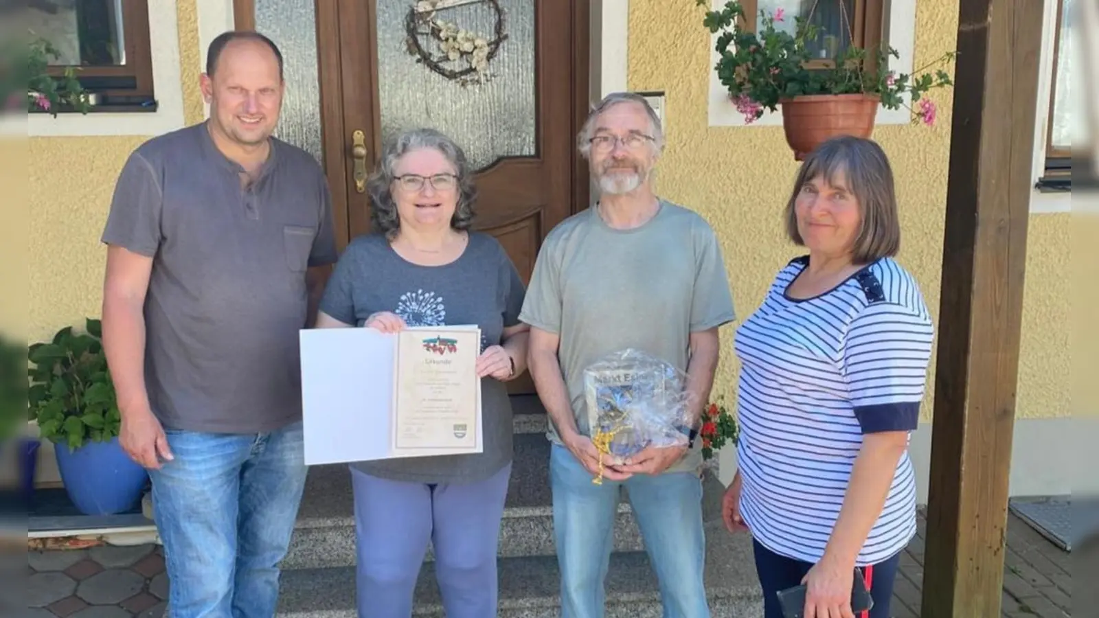 Bürgermeister Thomas Kleber mit den Urlaubsgästen Josef Scharwatz, Petra Schmitt und Gastgeberin Sieglinde Frischholz-Wazl (von links nach rechts) (Bild: Maria Wazl)