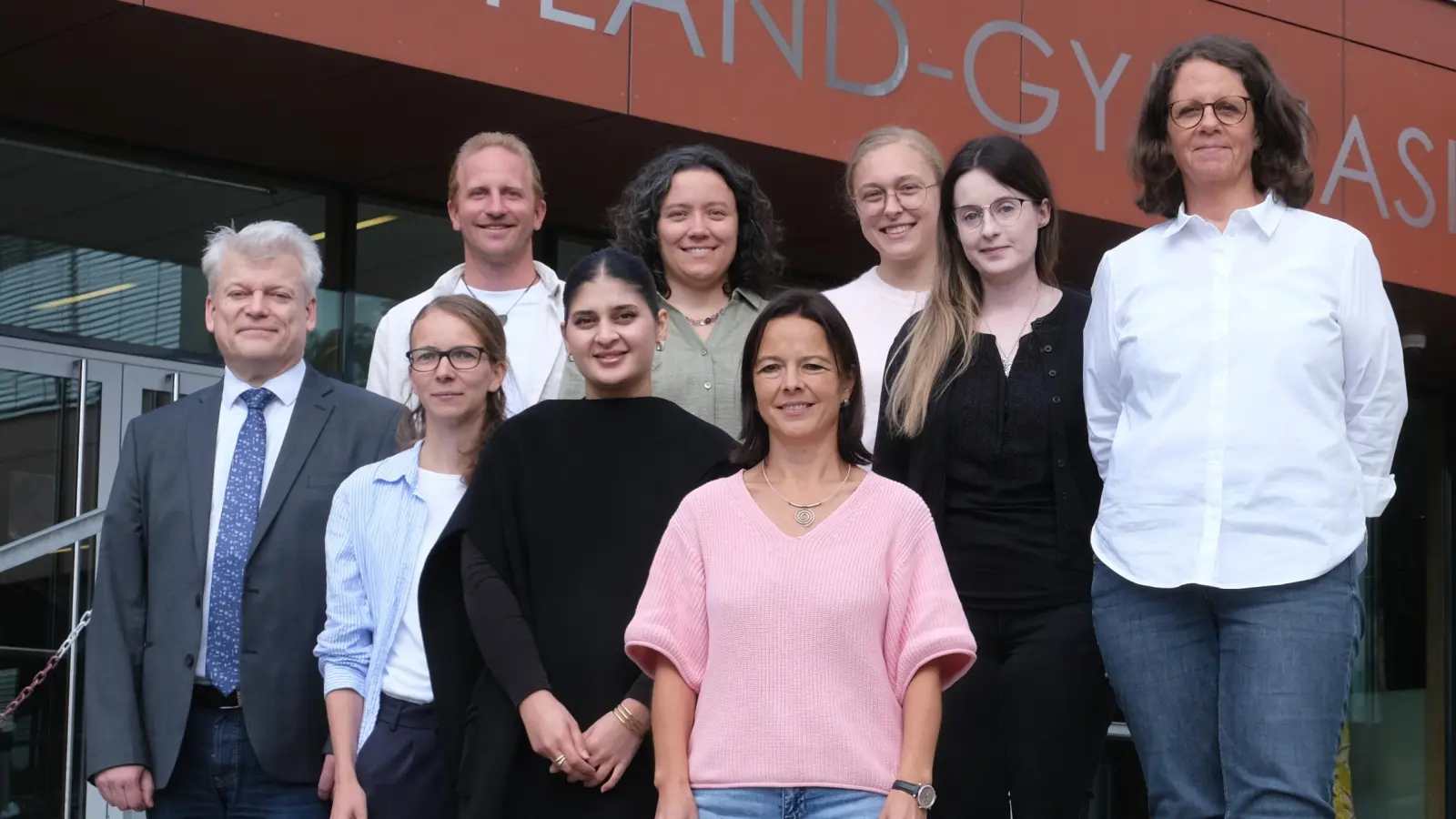 Im Bild zu sehen sind (vordere Reihe von links nach rechts) Schulleiter Matthias Weiser, Anja Dirscherl (Mathematik, katholische Religion), Rohina Mohsen (Biologie, Chemie), Carolin Heldwein (Englisch, Französisch) sowie (hintere Reihe von links nach rechts) Florian Sell (Geographie, Sport, Mathematik), Miriam Gradl (Mathematik, Schulpsychologie), Hanna Pittroff (Englisch, Geschichte), Friederike Lehmann (Englisch, Geschichte) und Personalratsvorsitzende Alexandra Härtl. (Bild: Klaus Schoefl)
