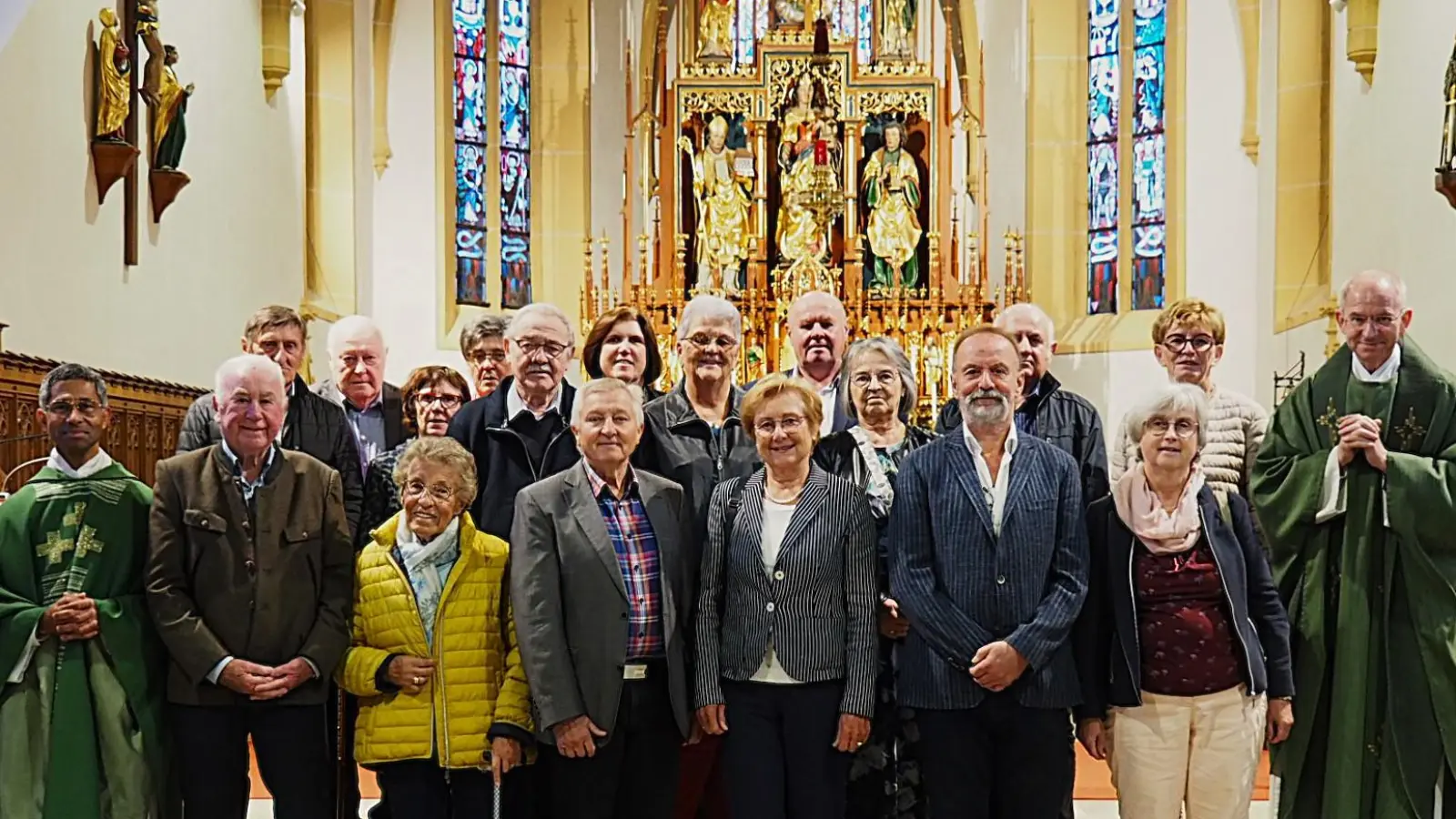 Die Ehejubilare nach dem festlichen Gottesdienst in der Stadtpfarrkirche Mariä Himmelfahrt zusammen mit Pf. Hofmann, re. und Pfarrvikar Pater Xavier. (Bild: Angela Schreiner)