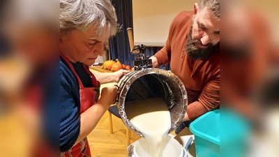 In Handarbeit wurden Buttermilch und Butter hergestellt, die anschließend gleich probiert wurden. <br> (Bild: Fritz Dietl)