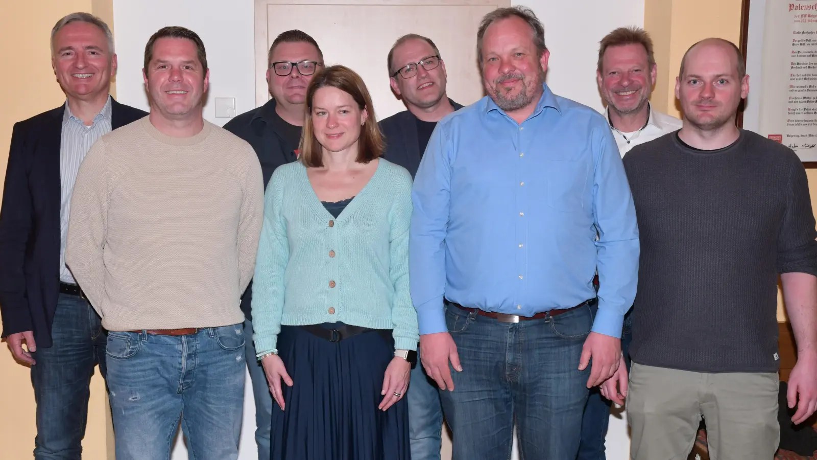 Die neu gewählte Vorstandschaft des CSU Ortsverbandes Aschach-Immenstetten. (von links MdL Harald Schwarz, Thomas Walz, Siegfried Schäffer, Cornelia Walz, Stefan Lehmeier, Christian Drexler, Bürgermeister Alwin Märkl, Markus Simon. (Bild: Alfred Schorner )