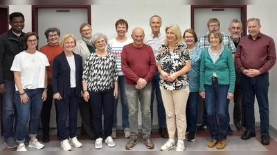 Der neue Pfarrgemeinderat von St. Vitus Schnaittenbach, von links: Pfarrvikar Ndudi, Sandra Werner, Luzia Stingl -stellvertr. Sprecherin und Schriftführerin-, Anneliese Pilarski, Christine Niebler, Irmgard Meier, Franziska Siegert, Herbert Götz, Norbert Müller, Elisabeth Kraus, Anita Hartmann, Pastoralreferent Stefan Dotzler, Gabriele Meiser, Pfarrer Helmut Brügel, Martin Bergmann -Sprecher-. (Bild: Anita Hartmann)