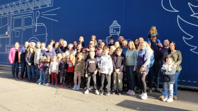Mitglieder und Freunde der Feuerwehr Schwarzenbach vor der Feuerwehrerlebniswelt Augsburg (Bild: Andreas Kick)