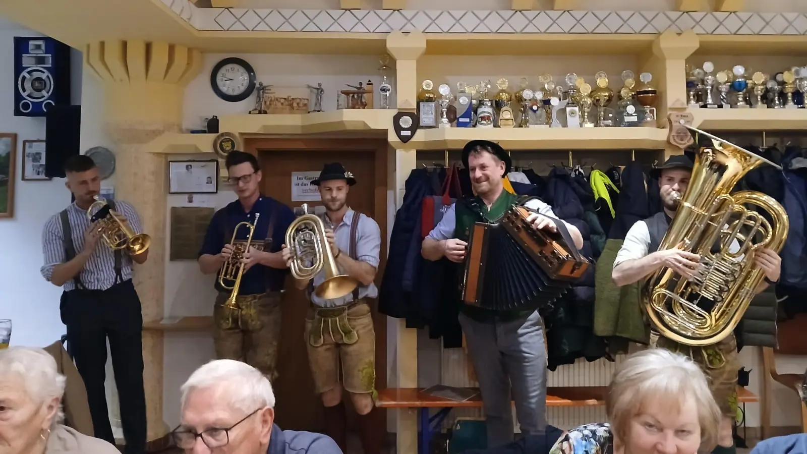 Viele Musikanten gaben sich ein Stelldichein  (Bild: Johann Bauer)