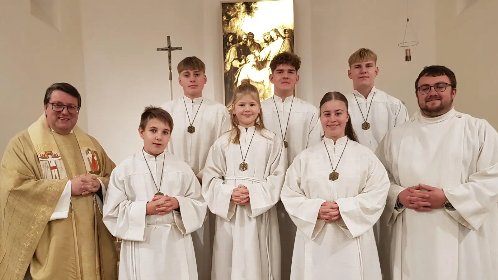 Zusammen mit den großen Ministranten konnten Gemeindereferent Benedikt Eckert (rechts) und Pfarrer Udo Klösel (links) Florentine Kaiser (mitte) als neue Ministrantin in Moosbach begrüßen. (Bild: Ottilie Garreiss)