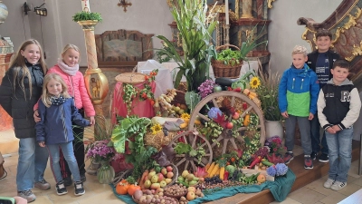 Die Ministranten und Kommunionkinder aus Thanstein und Dautersdorf gestalteten den Erntedankaltar in der Pfarrkirche Thanstein. (Bild: Matthias Niebauer)