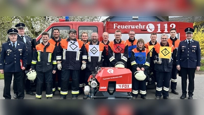 Mit Erfolg absolvierten zwei Gruppen der Freiwilligen Feuerwehr Großensterz das Leistungsabzeichen Wasser. Im Bild die erfolgreichen Brandschützer mit den Schiedsrichtern Albert Fröhlich und Wolfgang Bauer (v.l.) und dem örtlich zuständigen Kreisbrandmeister Philipp Sölch (rechts). (Bild: Franziska Dietz)