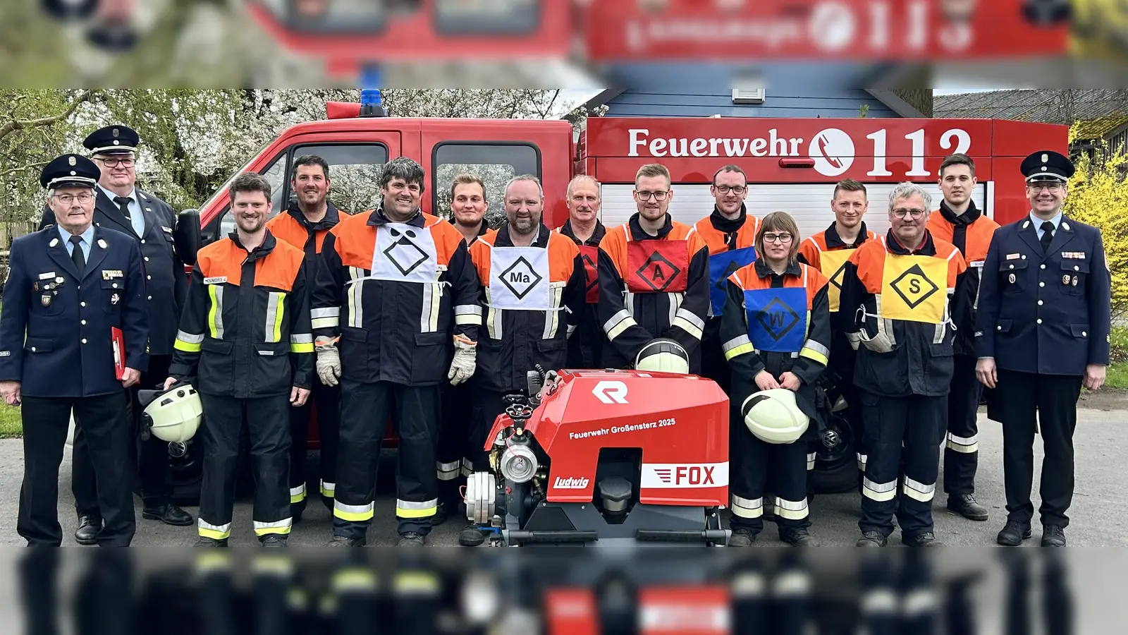 Mit Erfolg absolvierten zwei Gruppen der Freiwilligen Feuerwehr Großensterz das Leistungsabzeichen Wasser. Im Bild die erfolgreichen Brandschützer mit den Schiedsrichtern Albert Fröhlich und Wolfgang Bauer (v.l.) und dem örtlich zuständigen Kreisbrandmeister Philipp Sölch (rechts). (Bild: Franziska Dietz)