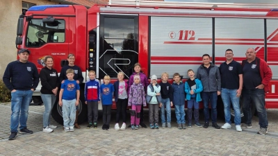 Die Kinder mit den Führungskräften der Vilshofener Wehr. (Bild: Christoph Hirzinger)