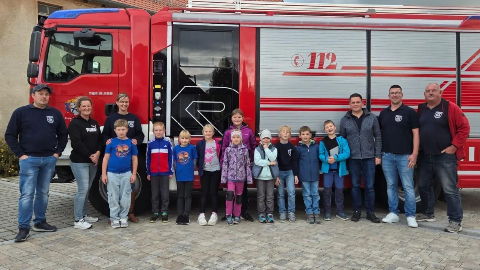 Die Kinder mit den Führungskräften der Vilshofener Wehr. (Bild: Christoph Hirzinger)