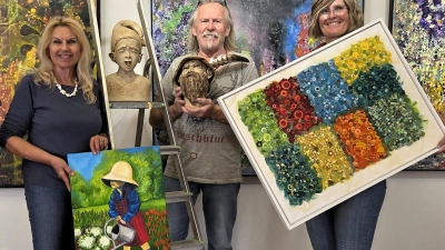 Mit viel Freude und Elan wurde in diesen Tagen die Gemeinschaftsausstellung des Kunstvereins Tirschenreuth im Hörmann-Saal installiert. Mitgeholfen haben auch die beiden Vorsitzenden Petra Schicker und Kerstin Rumswinkel (im Bild v.l. mit Künstler Bert Flor beim Aufbau).  (Bild: Ulla Britta Baumer)