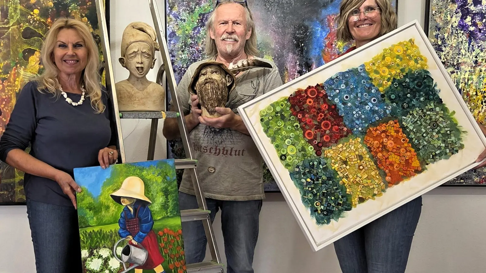 Mit viel Freude und Elan wurde in diesen Tagen die Gemeinschaftsausstellung des Kunstvereins Tirschenreuth im Hörmann-Saal installiert. Mitgeholfen haben auch die beiden Vorsitzenden Petra Schicker und Kerstin Rumswinkel (im Bild v.l. mit Künstler Bert Flor beim Aufbau).  (Bild: Ulla Britta Baumer)