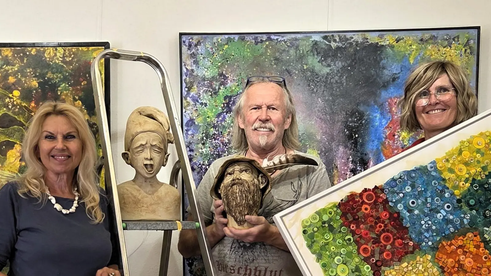 Mit viel Freude und Elan wurde die Gemeinschaftsausstellung des Kunstvereins Tirschenreuth im Hörmann-Saal installiert. Mitgeholfen haben auch die beiden Vorsitzenden Petra Schicker und Kerstin Rumswinkel (im Bild v.l. mit Künstler Bert Flor beim Aufbau). (Bild: Ulla Britta Baumer)