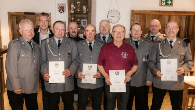 v.l. Vorsitzender Ludwig Gradl, 1. Bürgermeister Markt Mähring Franz Schöner, Rupert Müller, Willibald Gradl, Rupert Schmid, stellv.Kreisvorsitzender vom BSB-Kreisverband Josef Meisl, Alfons Haberkorn, Günter Gradl, Franz Kraus und Eduard Zoller. (Bild: Ludwig Gradl)