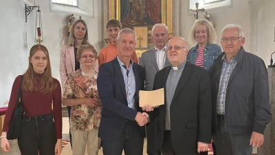 Kirchenpfleger Josef Völkl überreichte Pater Dariusz eine Spende der Pfarrei (Bild: Sonja Sczech)