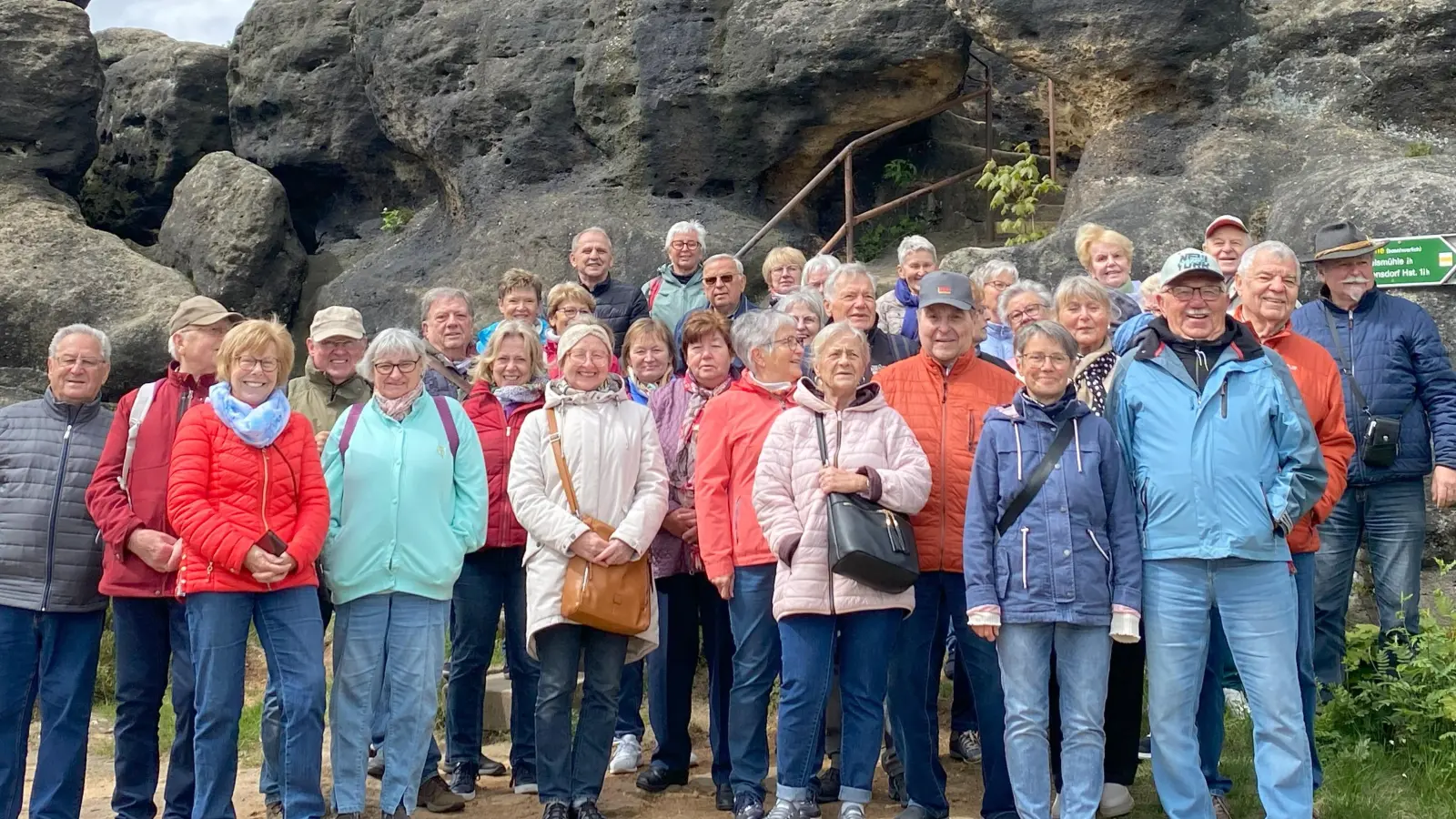 Das Bild zeigt die Reisegruppe vor dem „Felsentor” auf dem Töpfer (582 m)  (Bild: Heribert Ficker)