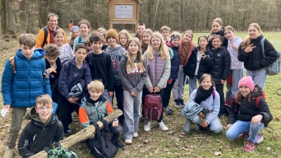 Die Schüler des EG packten fleißig mit an: 50 EIchen koonnten gepflanzt werden. (Bild: Jürgen Eder)