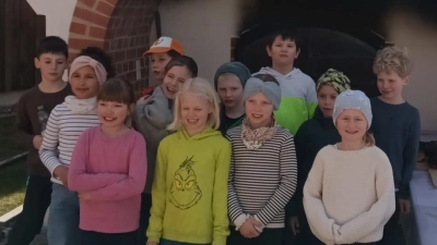 Kommunionkinder aus Kemnath und Fuhrn vor dem Holzbackofen am Aiherlhof in Mitterauerbach (Bild: Wolfgang Schart)