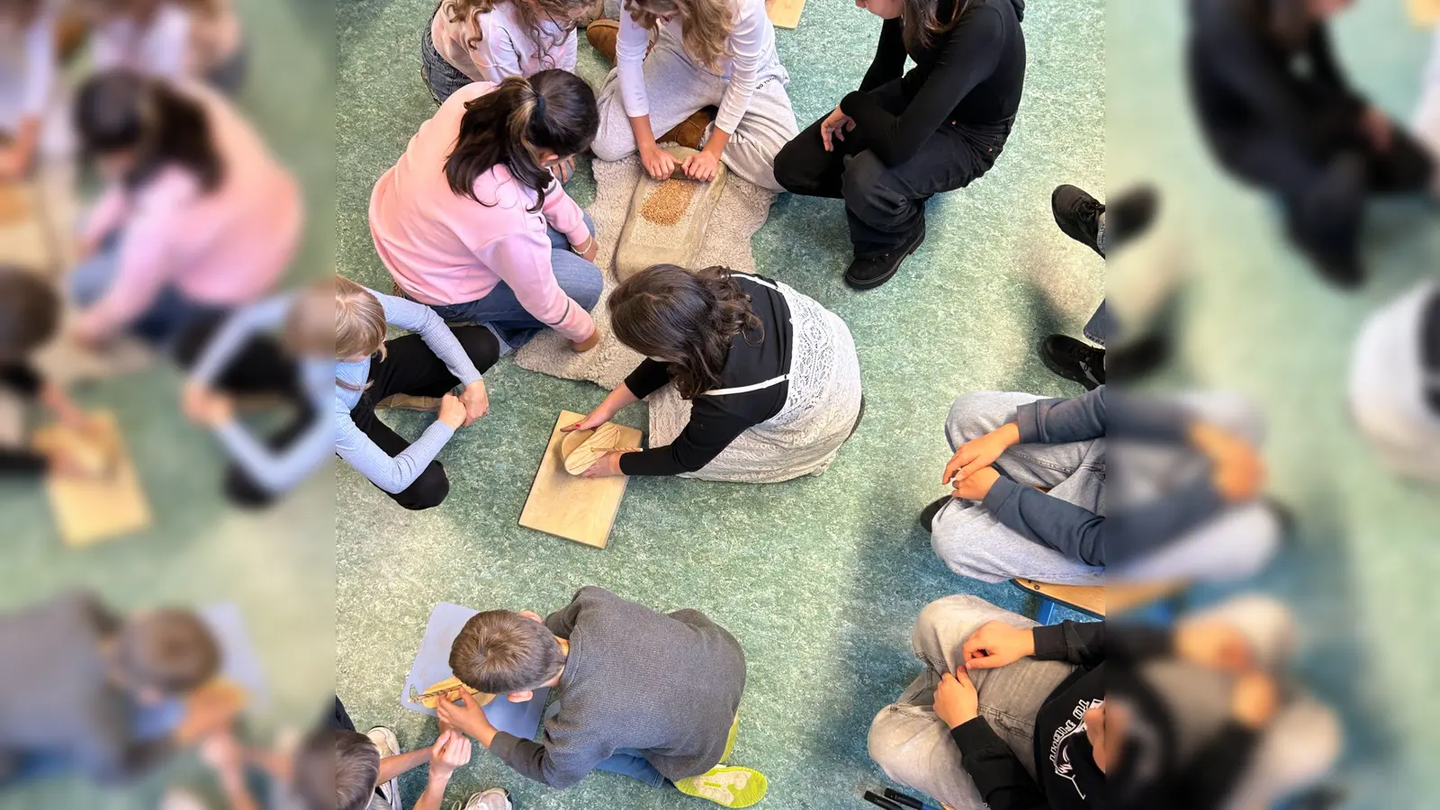 Schüler beim steinzeitlichen Arbeiten. (Bild: Vanessa Messer)