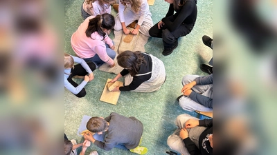 Schüler beim steinzeitlichen Arbeiten. (Bild: Vanessa Messer)