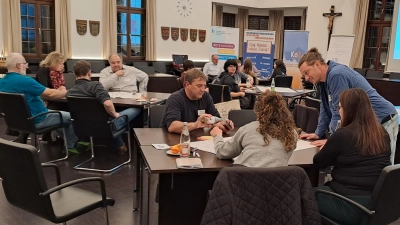 Die zahlreichen Teilnehmerinnen und Teilnehmer bei der Arbeit in Kleingruppen. (Bild: Theresia Kunz)