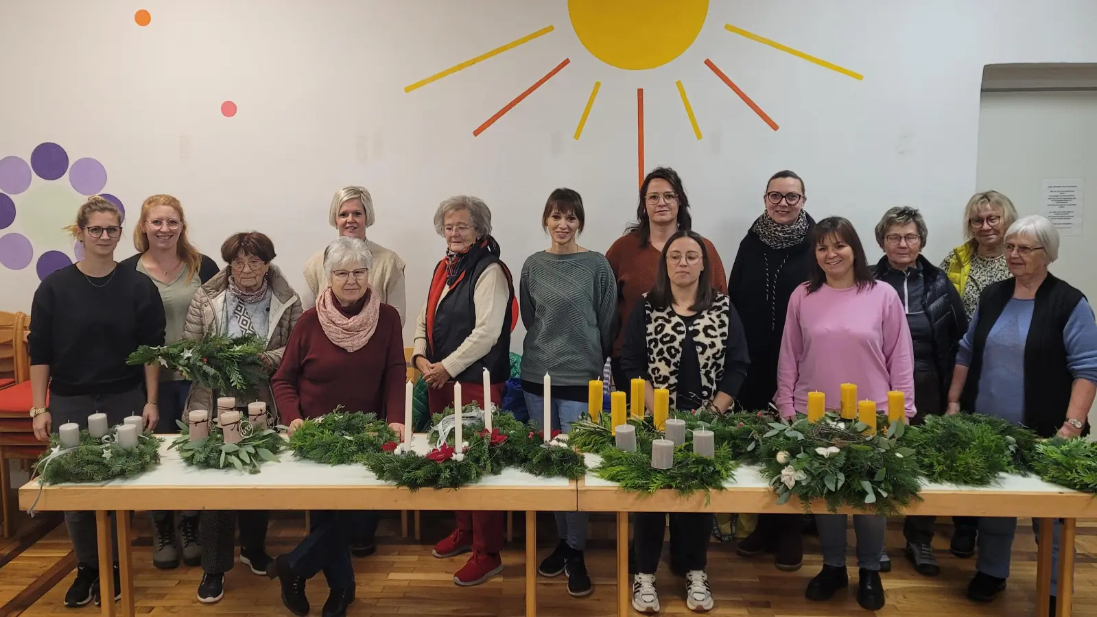 Die Teilnehmerinnen des Abends mit Maria Schopper und Michaela Frank und ihren weihnachtlichen Arrangements. (Bild: Edeltraud Sperber)