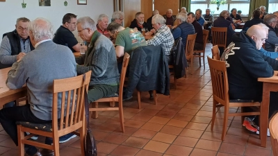 Die Schafkopf-Freunde in Aktion (Bild: Lore Leitmeier)