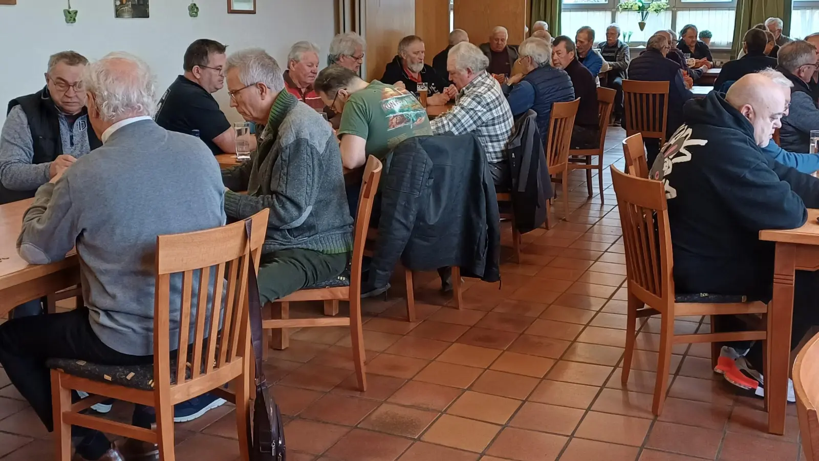 Die Schafkopf-Freunde in Aktion (Bild: Lore Leitmeier)