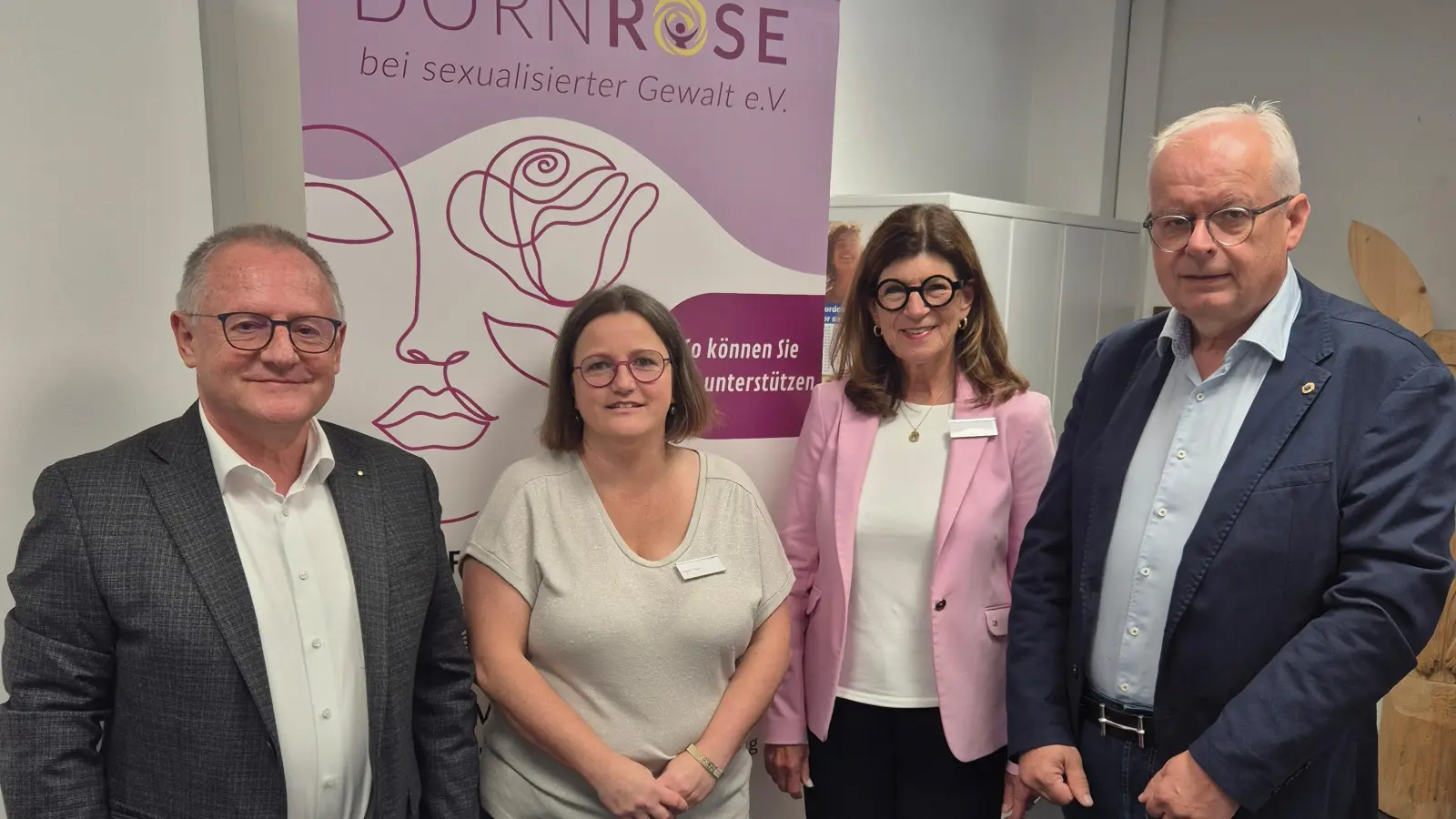 Dr. Elmar Baumer, Angela Frank, Ines Müller und Dr. Franz Wach (von links) tauschen sich in den Geschäftsräumen von Dornrose aus. (Bild: Marion Nitsche)
