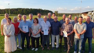 von Links: Mario Hellerl, 3. Vorständin Kristina Bürzer, Gabriele Strobl, Bürgermeister Hermann Böhm, Erwin Schwendner, Karl Rösch, neues Ehrenmitglied Erika Behrend, Gerald Schmidt, Werner Mühling, Martin Rösch, Sebastian Scharl, Karl-Heinz Cislaghi, Eduard Lehmeier, Herbert Kneidl, Michael Behrend, Bertram Groher, 2. Vorstand Alexander Steinhof und neues Ehrenmitglied Thomas Grabinger. (Bild: Thomas Grabinger)