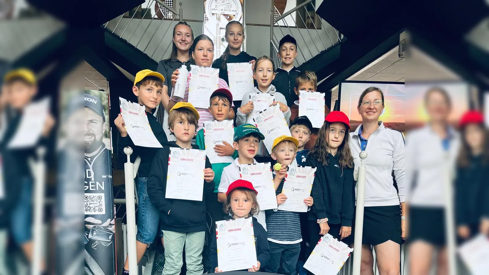 Strahlende Sieger - Die 14 teilnehmenden Kinder und Jugendlichen des Golfclubs Stiftland mit ihrer Jugendwartin Monika Arbter-Hubrich (Bild: Katerina Filkova)