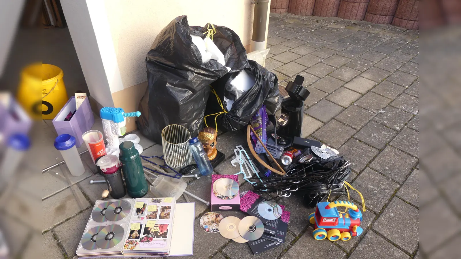 Diese Abfälle gehören nicht zu Gebrauchtkleidern. (Bild: Walther Hermann)