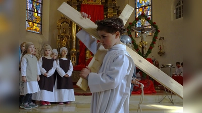 Neunkirchener Kindergartenkinder spielen die Passion in der Kirche  (Bild: Michael Bayer)