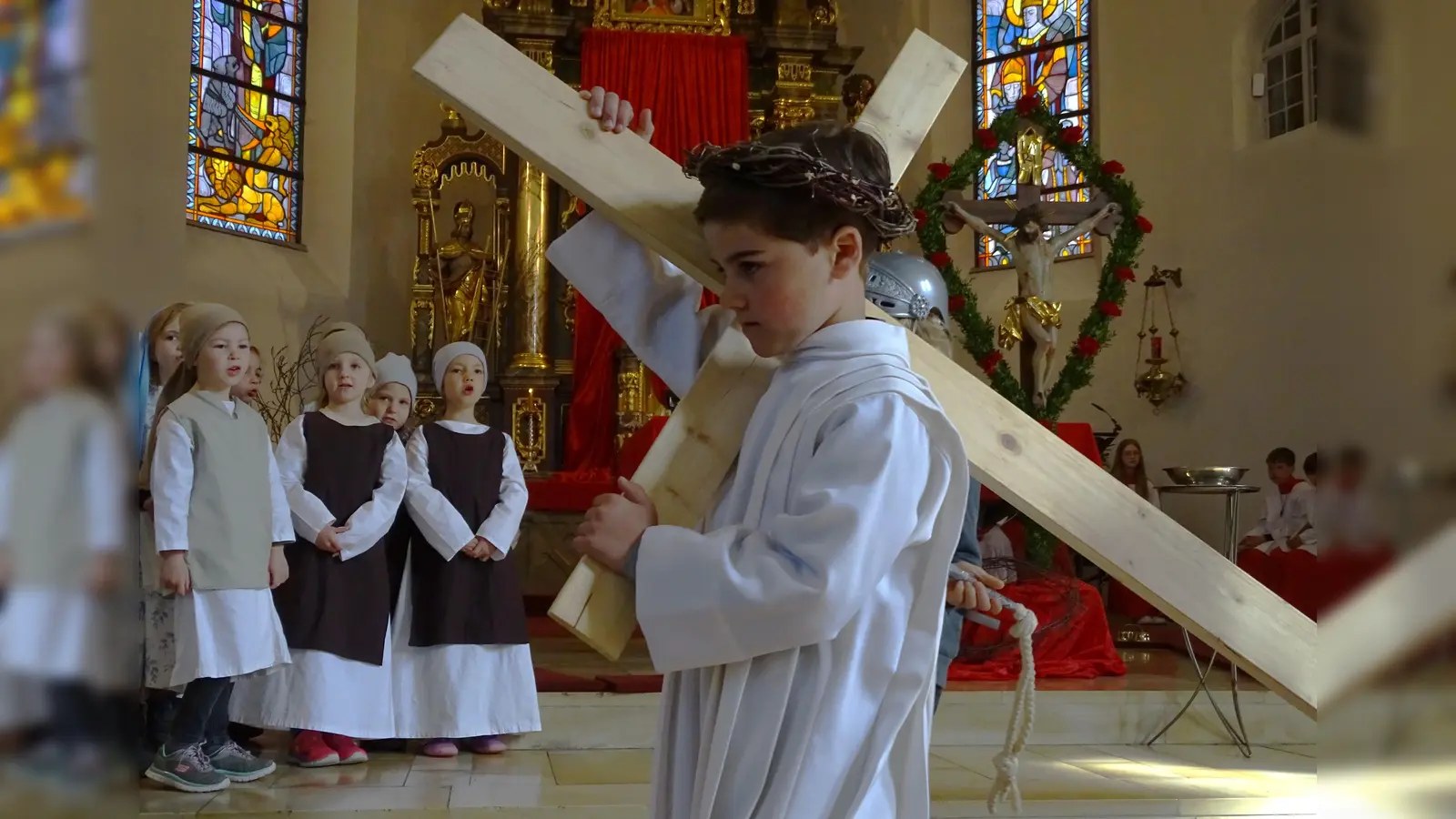 Neunkirchener Kindergartenkinder spielen die Passion in der Kirche  (Bild: Michael Bayer)