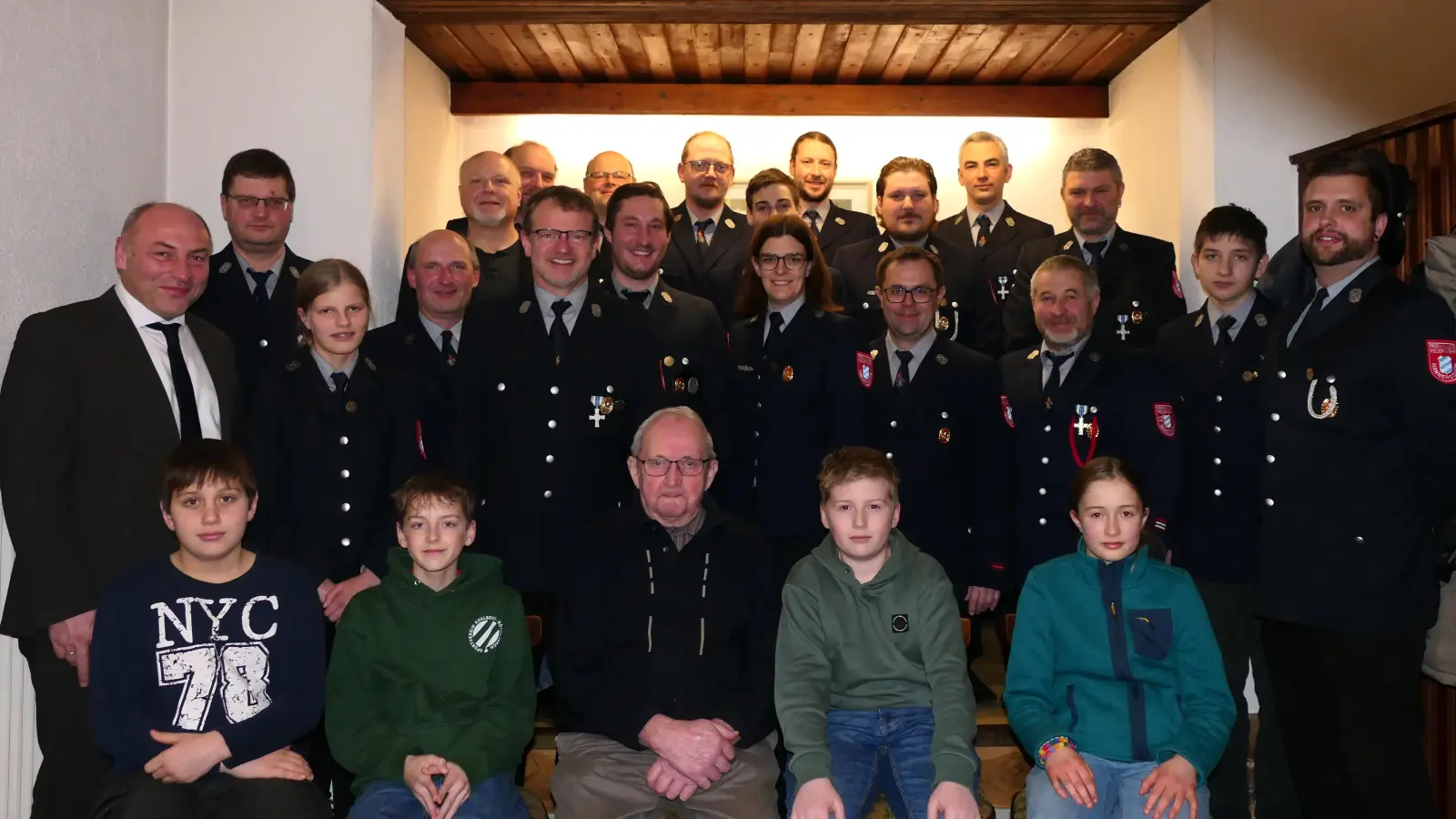 Die Vorstandschaft der Feuerwehr Hannersgrün mit geehrten und beförderten Vereinsmitgliedern. Vorne sitzend Mitte: Ehrenkommandant Heinrich Grünbauer (70 Jahre Mitgliedschaft) eingerahmt von den Neuaufnahmen Thomas Lehner, Julian König, Jakob Voit und Sophia Krauß. (Bild: Helena Häring )