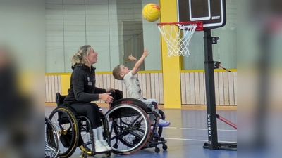 Unter der Anleitung von Svenja Mayer konnten die Kinder ausprobieren, wie es ist im Rollstuhl Basketball zu. (Bild: Kerstin Tapparelli)