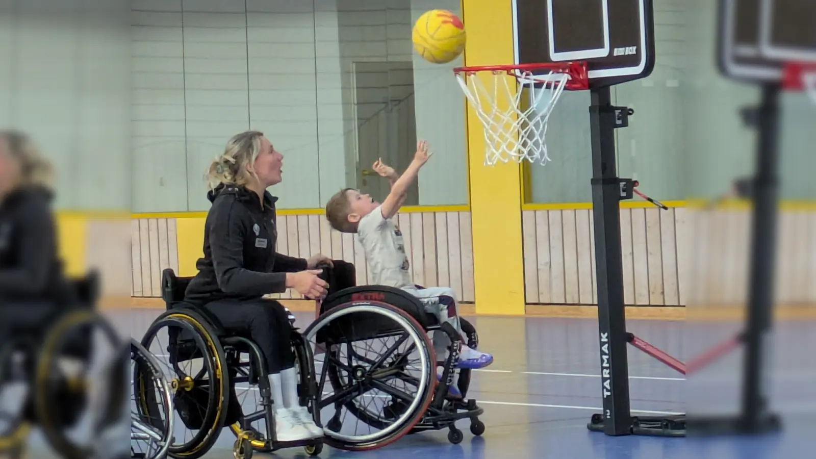 Unter der Anleitung von Svenja Mayer konnten die Kinder ausprobieren, wie es ist im Rollstuhl Basketball zu. (Bild: Kerstin Tapparelli)