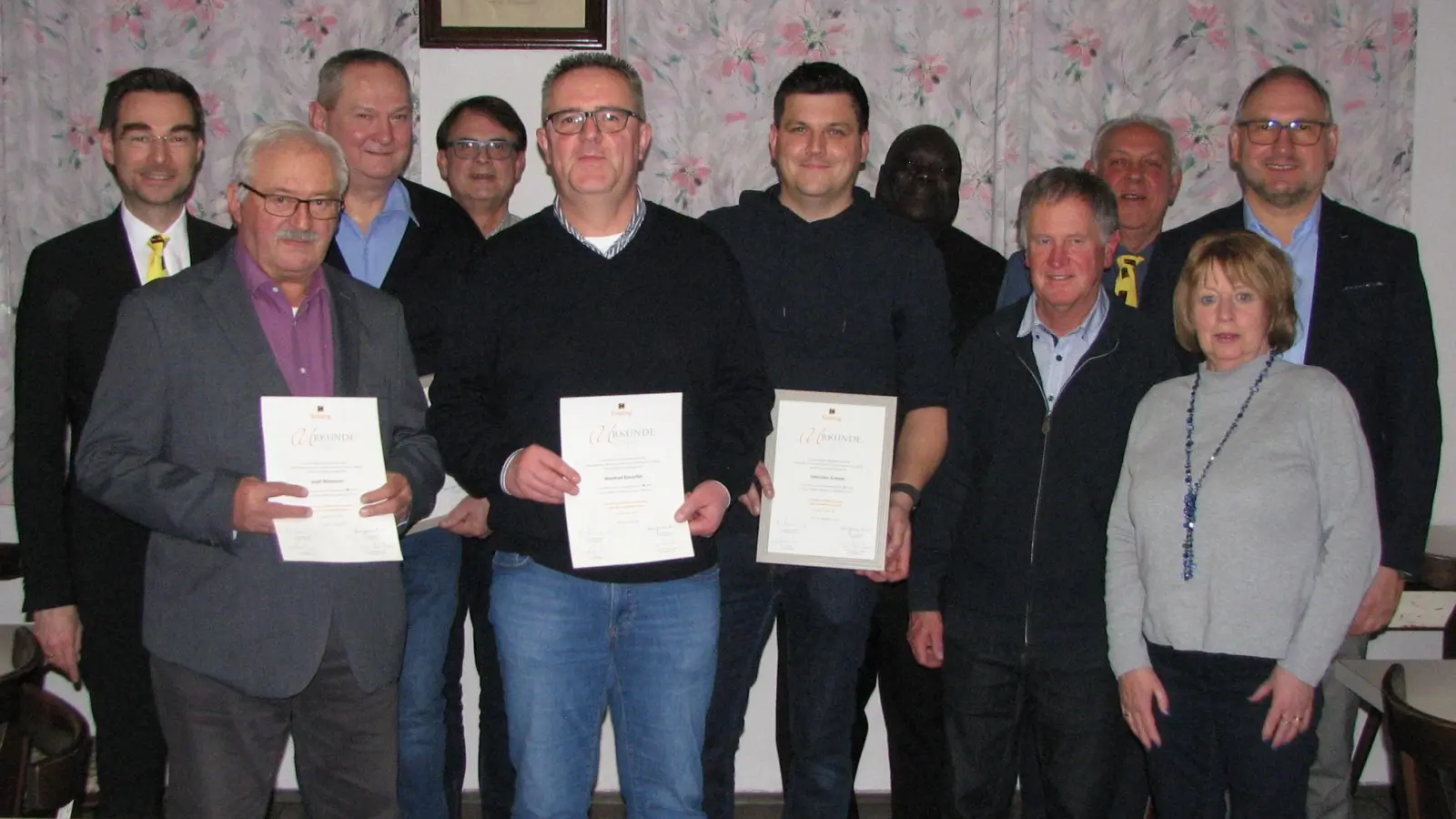 Dr. Stephan Oetzinger (links) und Bürgermeister Richard Kammerer (rechts) beglückwünschten die langjährigen Mitglieder zu ihren Auszeichnungen. Vorsitzender Georg Seiser (hinten rechts) konnte mit Silvia Seiser-Wolfram (vorne rechts) und Max Heindl (Vierter von links) zwei neue Kolpingmitglieder willkommen heißen.  (Bild: Johann Kneißl)