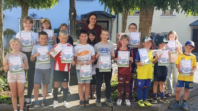 Die fleißigen Leserinnen und Leser freuen sich über Urkunden und Gutscheine. (Bild: Judith Schliermann)