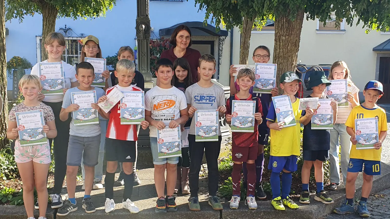 Die fleißigen Leserinnen und Leser freuen sich über Urkunden und Gutscheine. (Bild: Judith Schliermann)