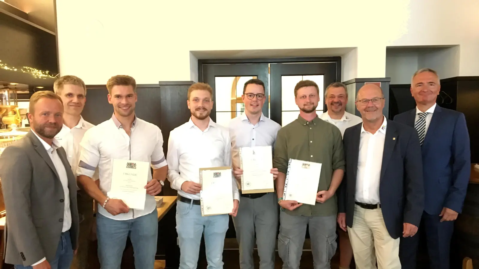 Die Besten Absolventen der Staatlichen Technikerschule Amberg sowie Ehrengäste der Abschlussfeier (von links): Bernhard Heinisch (MdL), Mario Hopstock (Verantwortlicher Staatl. Technikerschule), Stefan Würth, Simon Weig, Tobias Herold, Axel Kaske, Hermann Prölß (Verantwortlicher Staatl. Technikerschule), Martin Wurdack (Schulleiter BSZAM) sowie Dr. Harald Schwartz (MdL) (Bild: Claudia Wittmann)