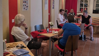 Bürgerinnen und Bürger im Gespräch mit David Mandrella und Besuch bei den Jura Werkstätten Sulzbach-Rosenberg. (Bild: Bettina Moser)