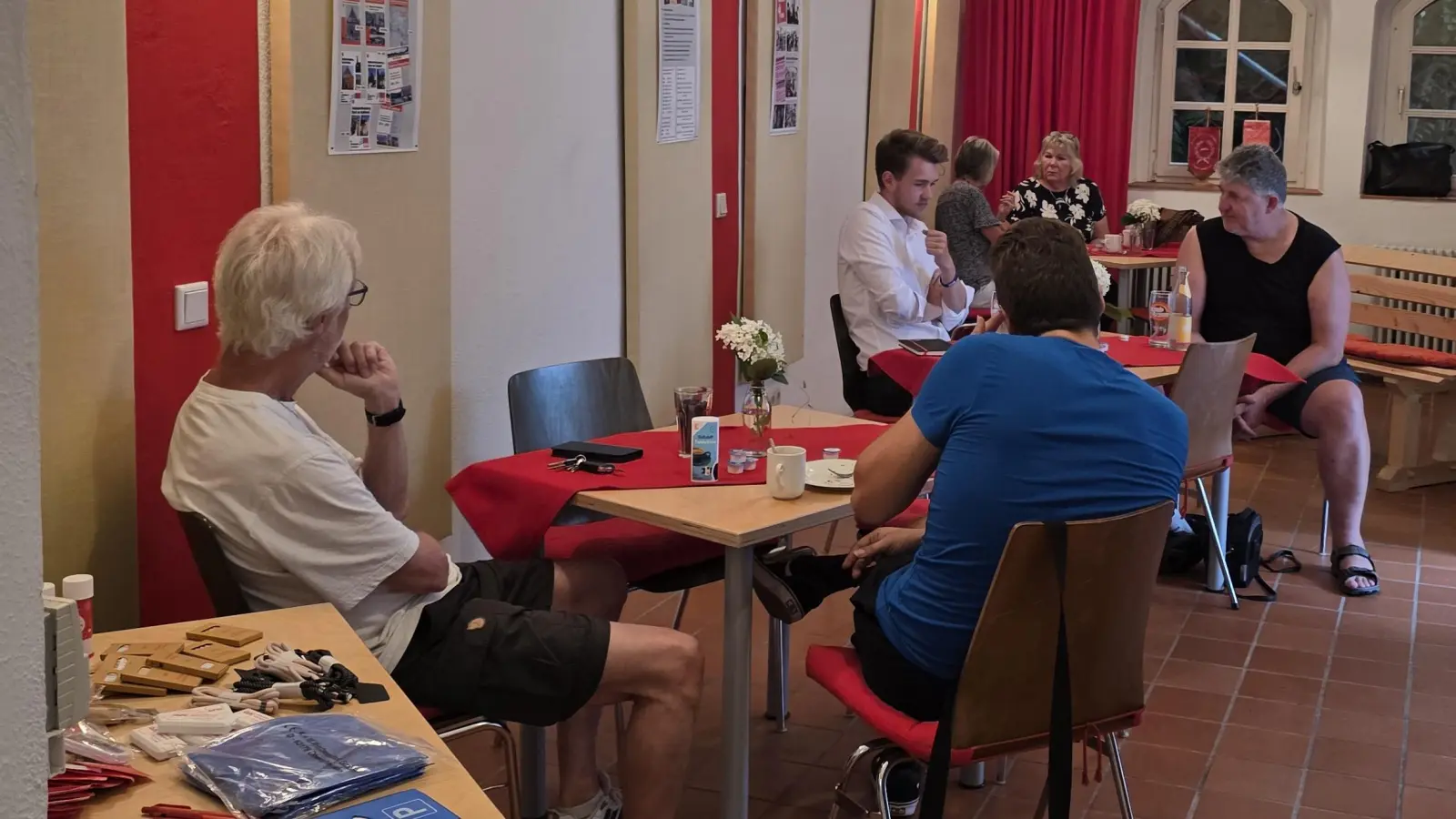 Bürgerinnen und Bürger im Gespräch mit David Mandrella und Besuch bei den Jura Werkstätten Sulzbach-Rosenberg. (Bild: Bettina Moser)