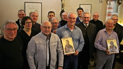 Besonders bedankt und geehrt durch Pfarrer Lorenz (vierter von rechts) wurden die ausscheidenden Mitglieder Herbert Bindl (zweiter von rechts) nach 12 Jahren als Schriftführer und Markus Götz (sechster von rechts) nach sechs Jahren als Mitglied und Kassenprüfer. (Bild: Stefan Sauerer)