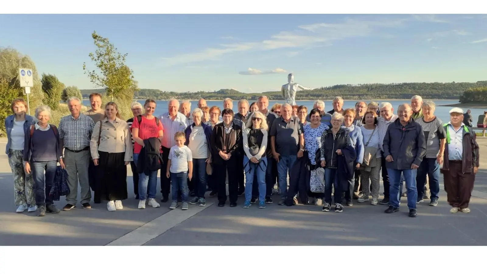 Das Gruppenfoto zeigt die Reisegruppe vor dem Brombachsee (Bild: Andrea Schraml)