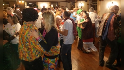 Maskierter Tanz am Naschn Pfinsda (Bild: Peter Schneeberger)